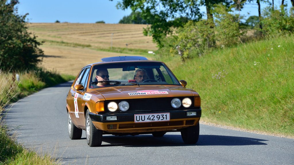 Danmarks skrappeste? Far og søn Erik og Kim Bach Sørensen vandt sidste år FDM DASU Classic-serien med deres VW Scirocco GTI. På lørdag vil de forsøge at vinde Oresund Rally.
(Foto: Michael Eisenberg)